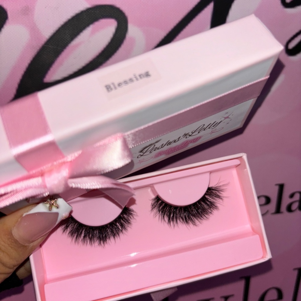 Lashes - Picture 3 of 6